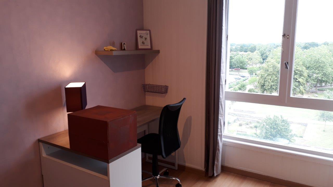 Chambre, le bureau face à la fenêtre