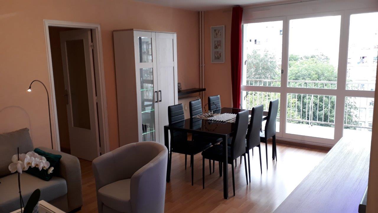 Le coin repas, ouvert sur le balcon