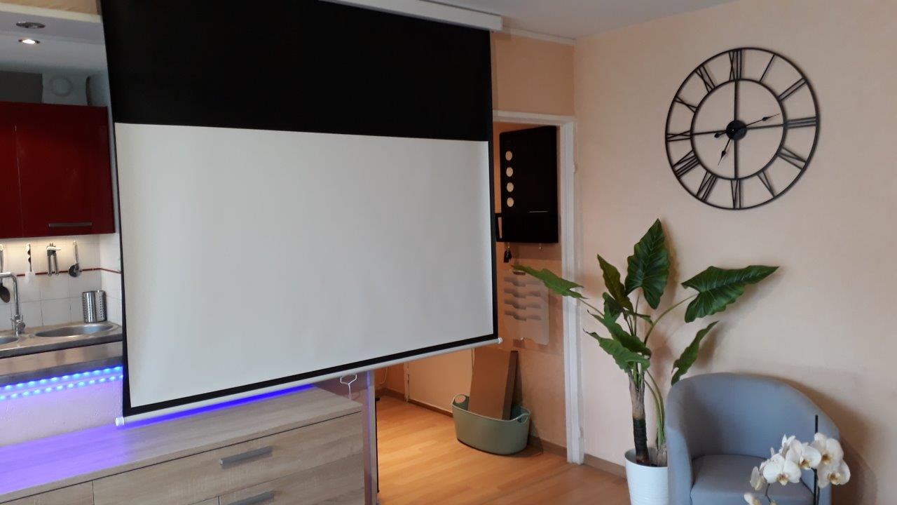 Le vidéoprojecteur et son écran, déployé